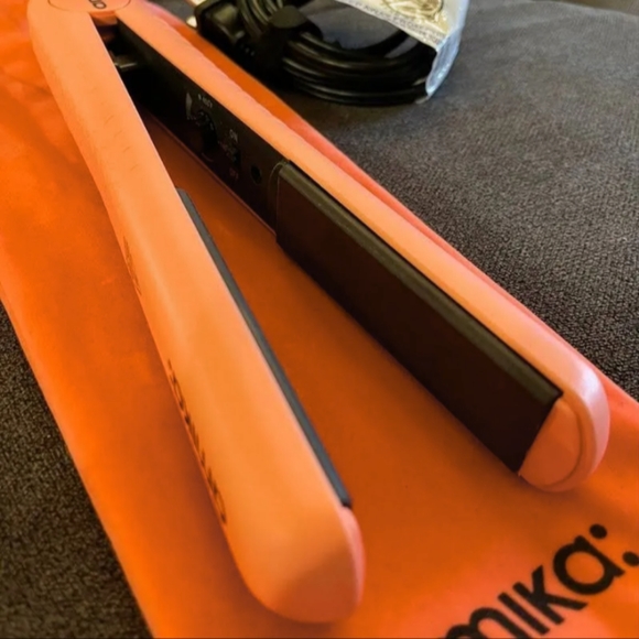 Amika titanium hair straightener - Picture 3 of 3